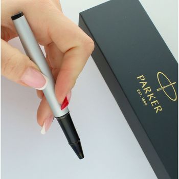 Nowoczesne pióro kulkowe Parker 2127751 Achromatic w matowym srebrze z czarnymi wykończeniami. Idealne na prezent z opcją graweru. Styl i funkcjonalność.5.jpg